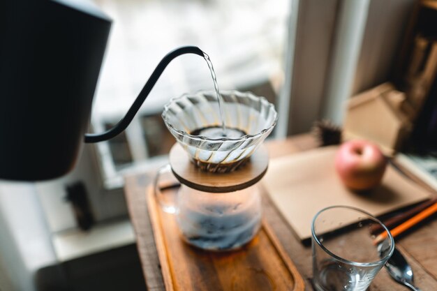 Foto nahaufnahme eines getränks im glas auf dem tisch