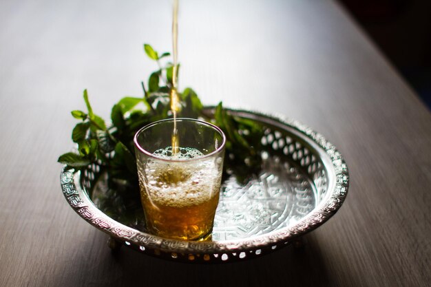 Nahaufnahme eines Getränks im Glas auf dem Tisch