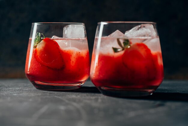 Foto nahaufnahme eines getränks im glas auf dem tisch