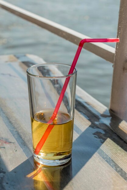 Foto nahaufnahme eines getränks im glas auf dem tisch