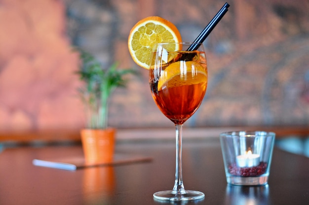 Nahaufnahme eines Getränks im Glas auf dem Tisch