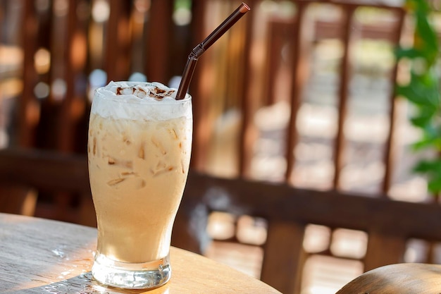 Nahaufnahme eines Getränks im Glas auf dem Tisch