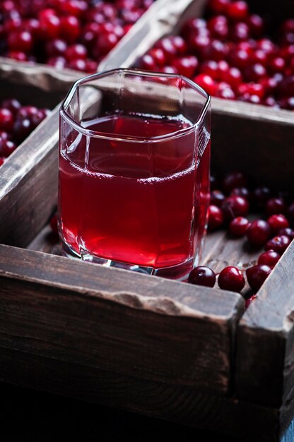 Foto nahaufnahme eines getränks im glas auf dem tisch