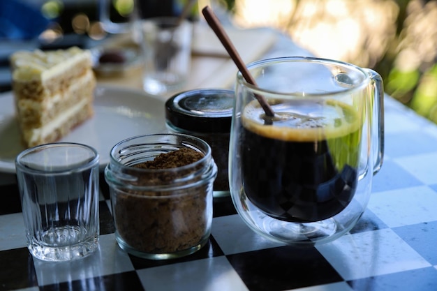 Foto nahaufnahme eines getränks im glas auf dem tisch