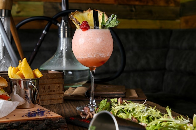 Nahaufnahme eines Getränks im Glas auf dem Tisch