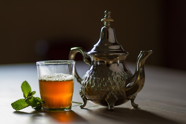 Nahaufnahme eines Getränks im Glas auf dem Tisch