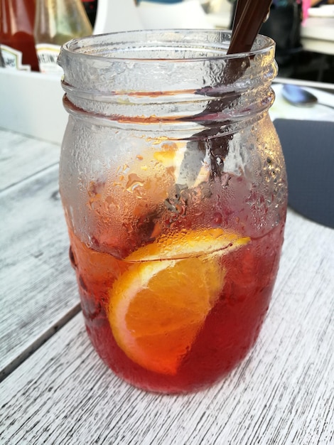 Nahaufnahme eines Getränks in einem Glaskrug auf dem Tisch