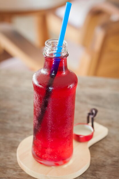 Foto nahaufnahme eines getränks in einer flasche auf dem tisch