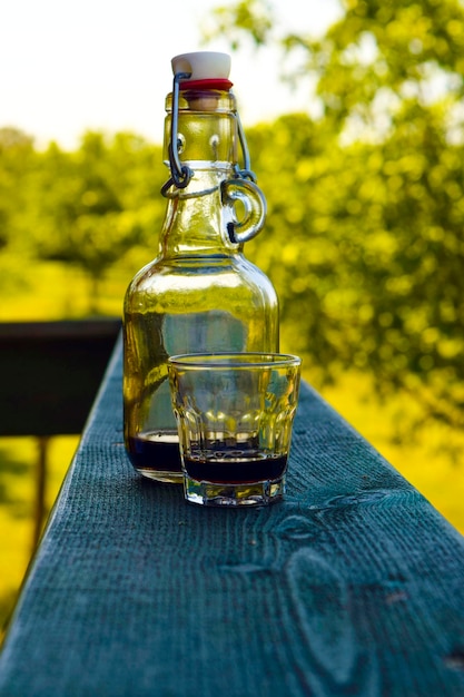 Foto nahaufnahme eines getränks in einer glasflasche auf dem tisch