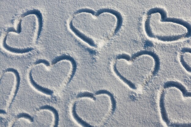 Nahaufnahme eines gezeichneten Herzens im Schnee