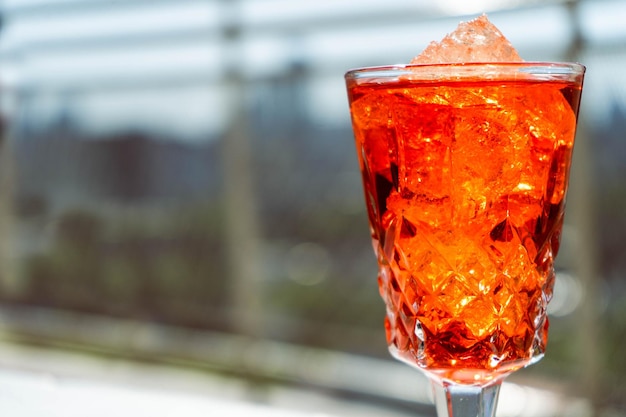 Nahaufnahme eines Glases eines exquisiten roten Cocktails Horizontale Ausrichtung der Normalansicht Kopieren Sie Platz