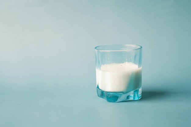 Nahaufnahme eines Glases Milch auf Bule-Hintergrund