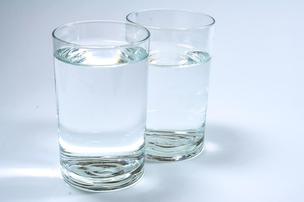 Nahaufnahme eines Glases Wasser vor weißem Hintergrund