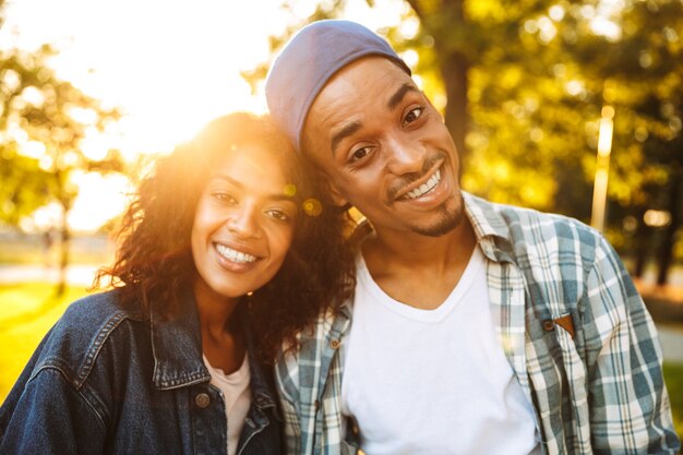 Nahaufnahme eines glücklichen jungen afrikanischen Paares