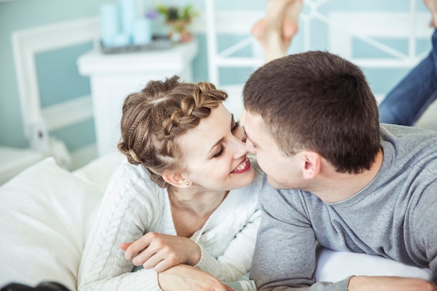 Nahaufnahme eines glücklichen Liebespaares auf der Couch im Wohnzimmer