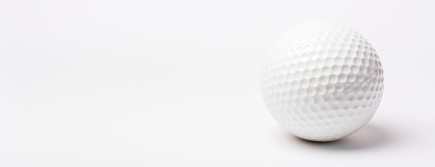 Nahaufnahme eines Golfballs isoliert auf weißem Hintergrund. Generative KI