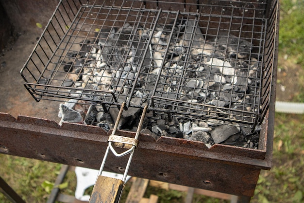 Nahaufnahme eines Grills mit verbrannten Kohlen ohne Feuer nach dem Kochen