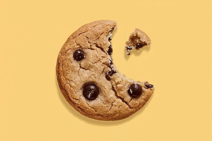 Foto nahaufnahme eines halb gegessenen kekses auf pastellgelbem hintergrund