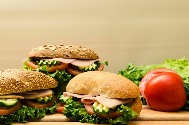 Nahaufnahme eines Hamburgers vor einem einfachen Hintergrund