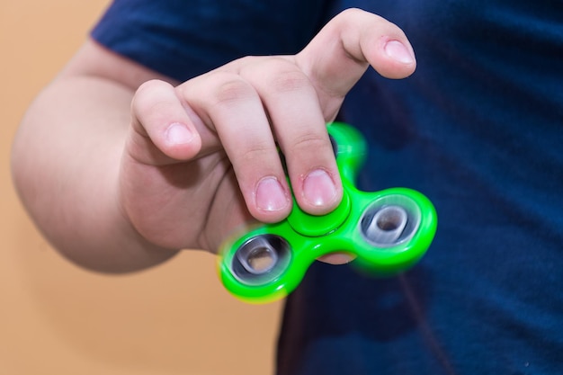 Foto nahaufnahme eines handgehaltenen fidget-spinners