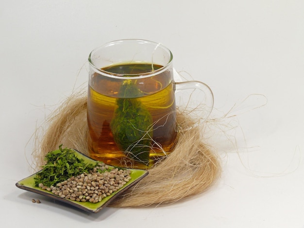 Foto nahaufnahme eines hanftee-getränks in einem glas auf dem tisch