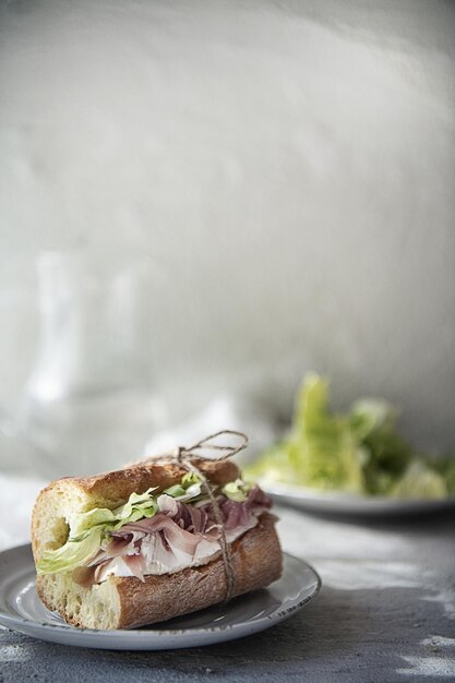 Foto nahaufnahme eines hausgemachten sandwichs mit schinken