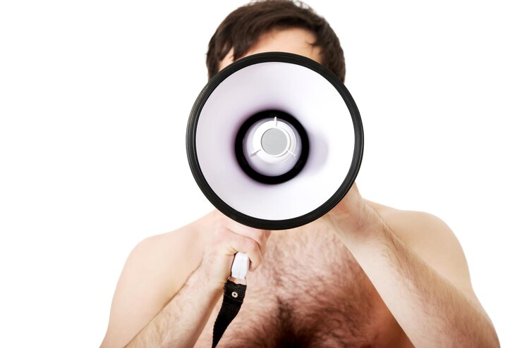 Foto nahaufnahme eines hemdlosen mannes mit megaphon vor weißem hintergrund
