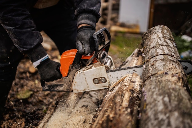 Nahaufnahme eines Holzfällers, der mit einer Kettensäge Wälder sägt