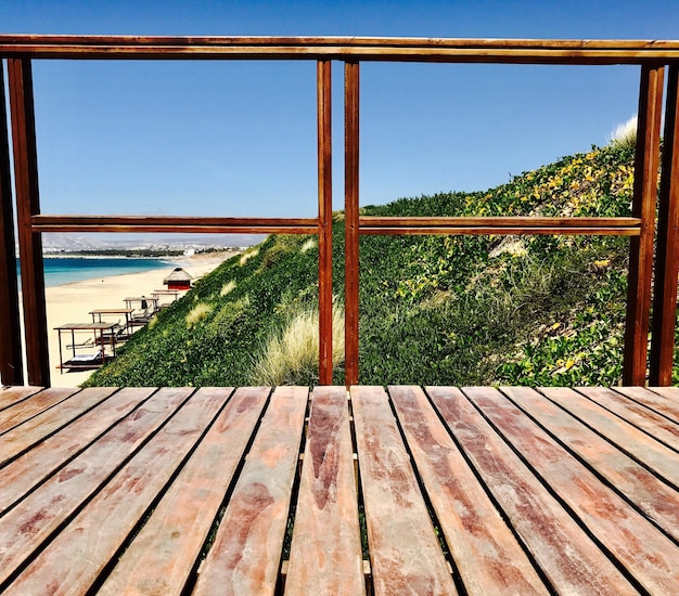 Foto nahaufnahme eines holzfensters mit dem meer im hintergrund