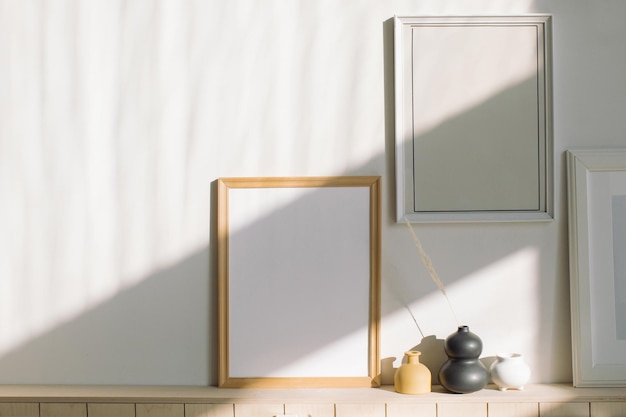 Nahaufnahme eines Holztisches an der Wand zu Hause