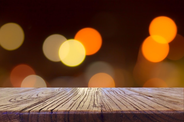 Nahaufnahme eines Holztisches gegen beleuchtete Lichter