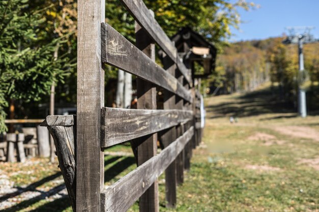 Nahaufnahme eines Holzzauns auf dem Feld