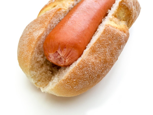 Foto nahaufnahme eines hotdogs auf weißem hintergrund