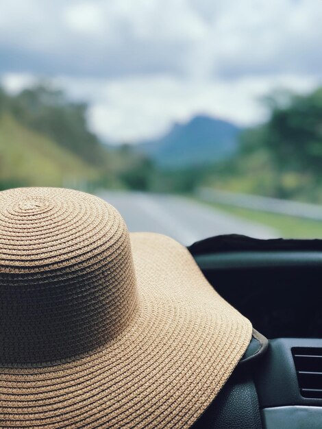 Nahaufnahme eines Hutes auf der Windschutzscheibe eines Autos