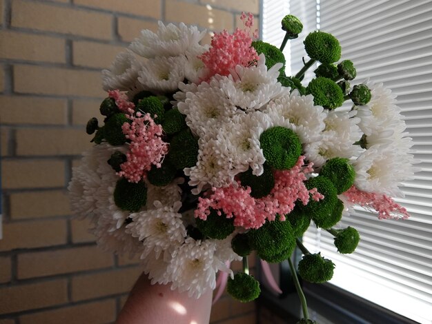 Nahaufnahme eines in der Hand gehaltenen Bouquets