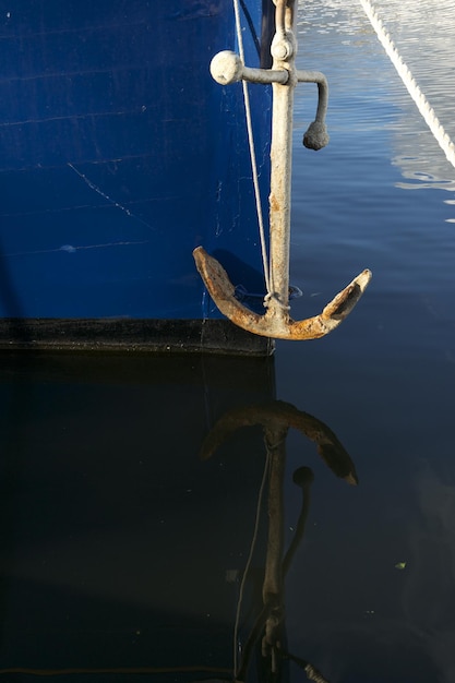 Foto nahaufnahme eines in einem see verankerten bootes