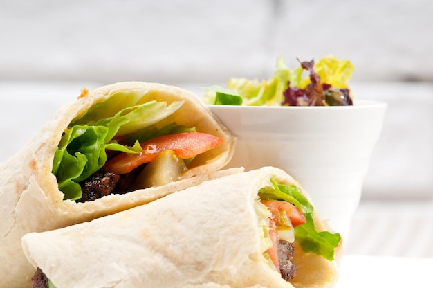 Nahaufnahme eines in einem Teller servierten Wrap-Sandwichs