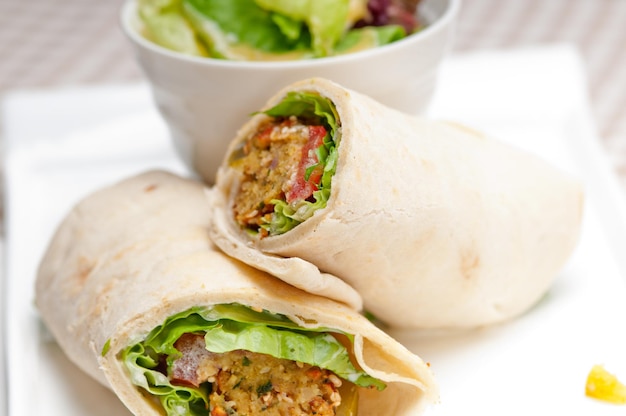Nahaufnahme eines in einem Teller servierten Wrap-Sandwichs