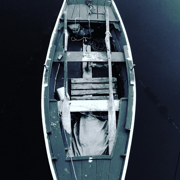 Foto nahaufnahme eines in wasser verankerten bootes