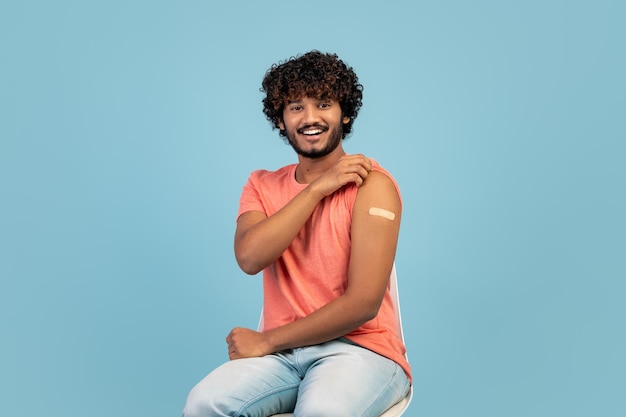 Nahaufnahme eines indischen Mannes mit medizinischem Band auf seiner Schulter