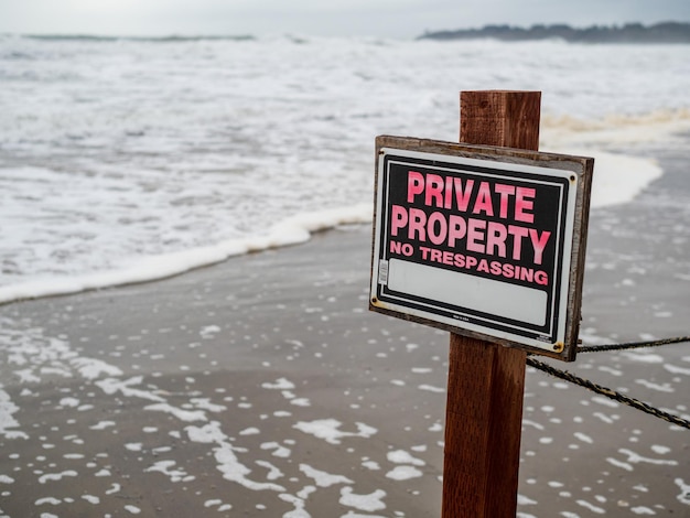 Foto nahaufnahme eines informationsschildes am strand