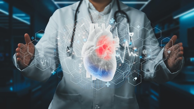 Nahaufnahme eines intelligenten Arztes, der ein Herz-Hologramm im Krankenhaus Remedial hält