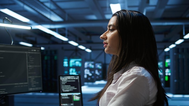 Nahaufnahme eines IT-Experten im Server-Hub, der Leistungsbenchmarks festlegt