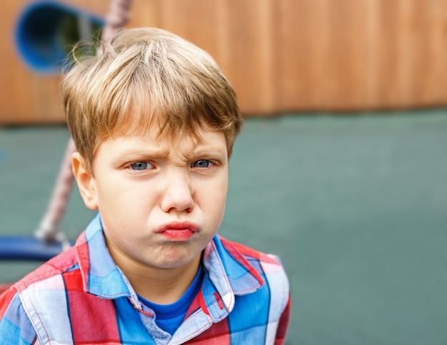 Nahaufnahme eines Jungen, der ein lustiges Gesicht bildet