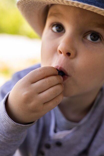 Foto nahaufnahme eines jungen, der im freien isst