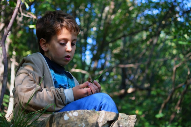 Foto nahaufnahme eines jungen, der im freien sitzt