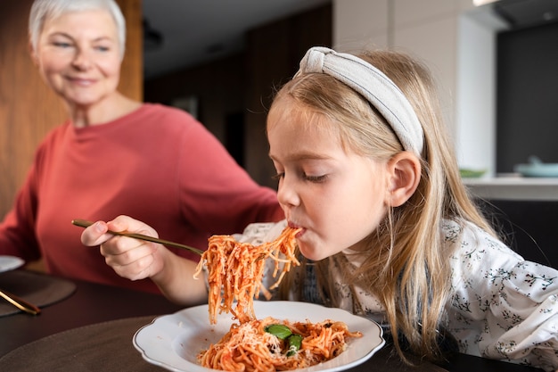 Nahaufnahme eines jungen Mädchens, das Nudeln isst