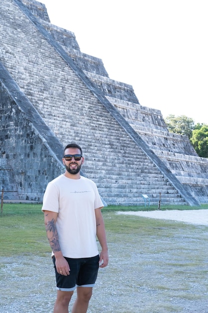 Nahaufnahme eines jungen männlichen Touristen, der Chichen Itza besucht, eines der sieben Weltwunder in Mexiko