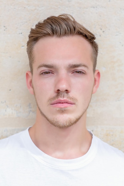 Nahaufnahme eines jungen Mannes an der Wand