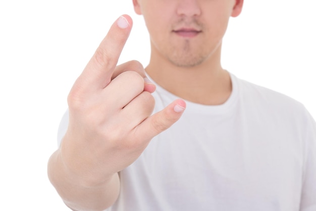 Nahaufnahme eines jungen Mannes, der ein Heavy-Metal-Rock'n'Roll-Schild zeigt, isoliert auf weißem Hintergrund